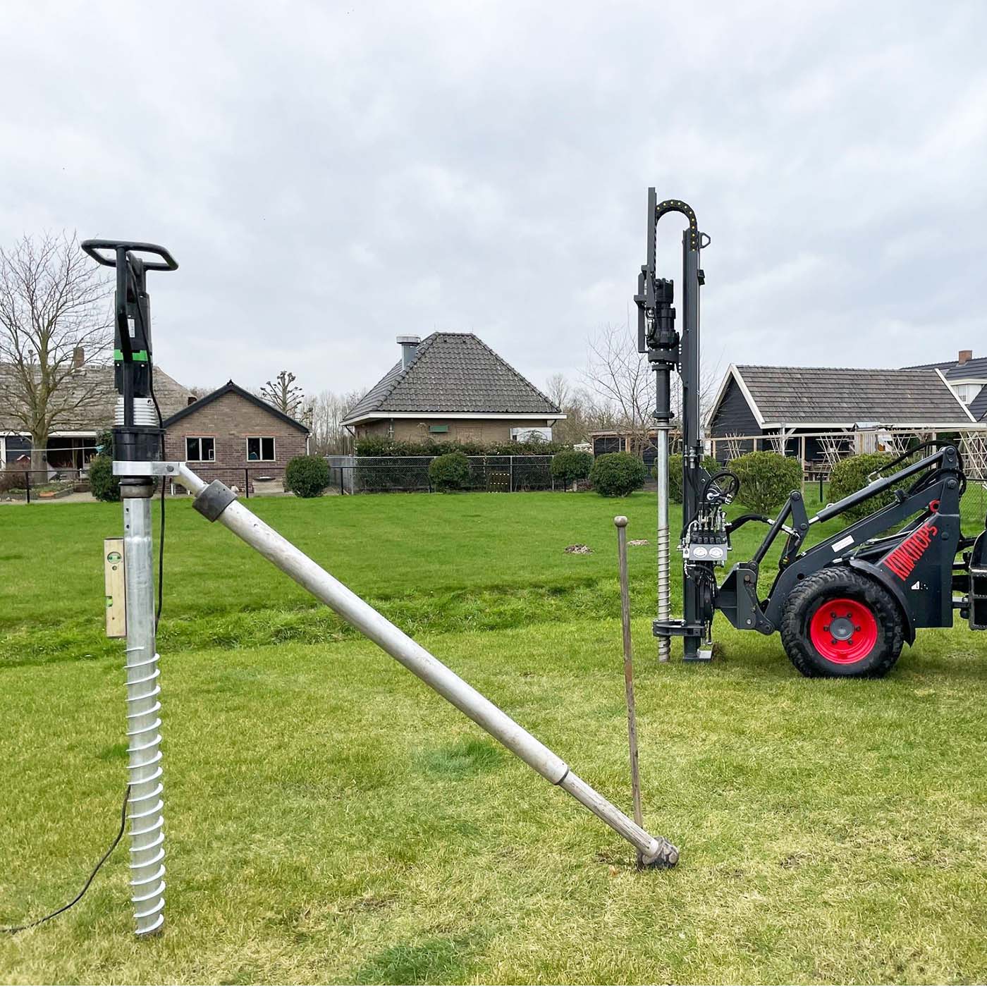 Schroeffundering schuur handmatig indraaien