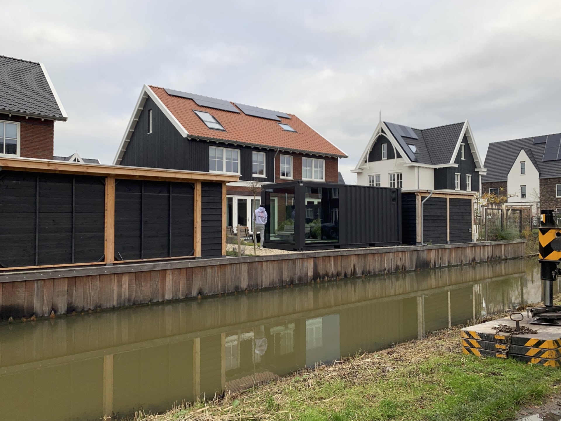 Van Aken Schroeffunderingen realiseert de fundering voor deze zeecontainer