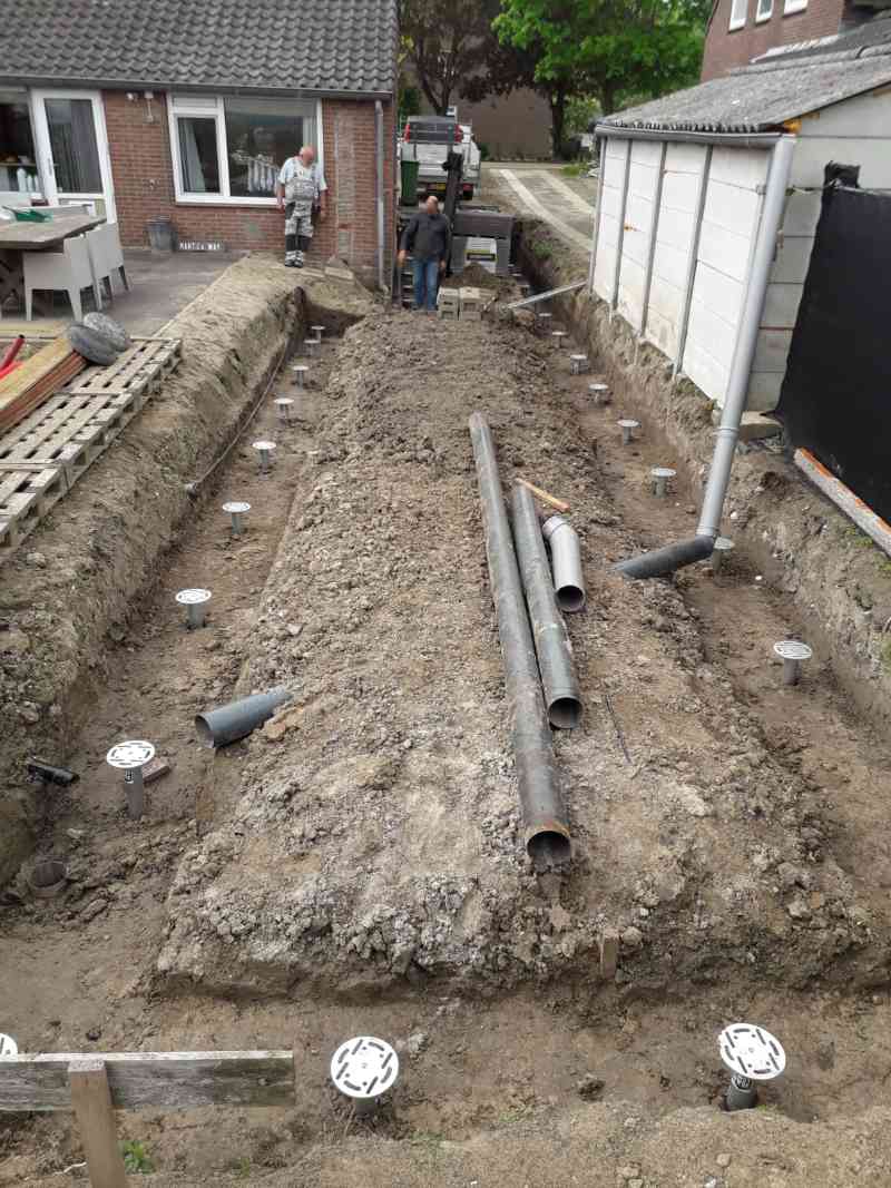 Kapschuur met overkapping snel gefundeerd