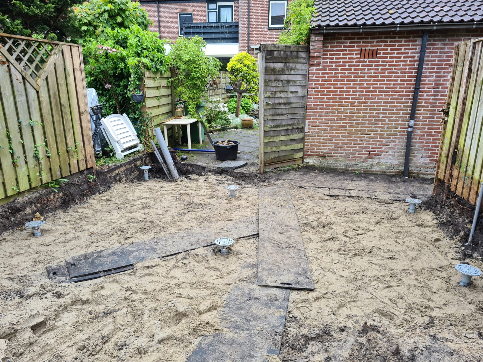 Schroeffundering voor tuinhuis in Utrecht