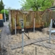 Duurzame schroeffundering van Van Aken Schroeffunderingen voor een tuinhuis.