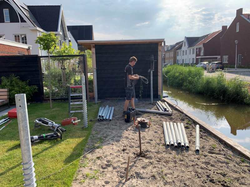 schroefpalen schuur fundering aan waterkant voor extra stabiliteit bij zachte ondergrond
