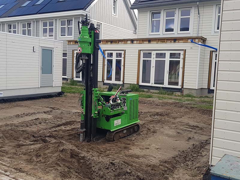 Fundering pergola in Monster met schroefelementen Van Aken Schroeffundering
