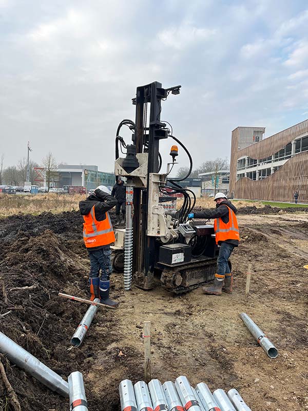 Vakkundige montage van grondschroeven voor schuurwoning fundering