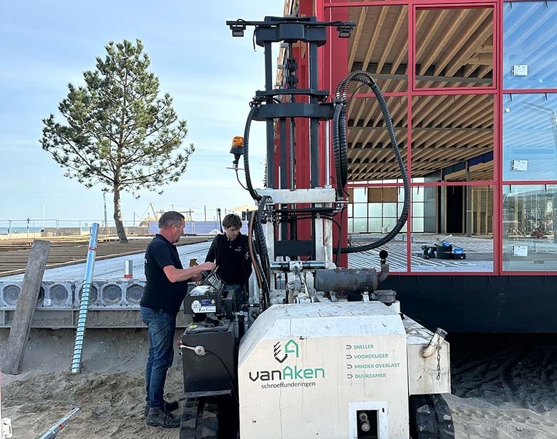 funderen op lastig bereikbare plek zoals zandstrand van Scheveningen is geen probleem voor Van Aken Schroeffunderingen