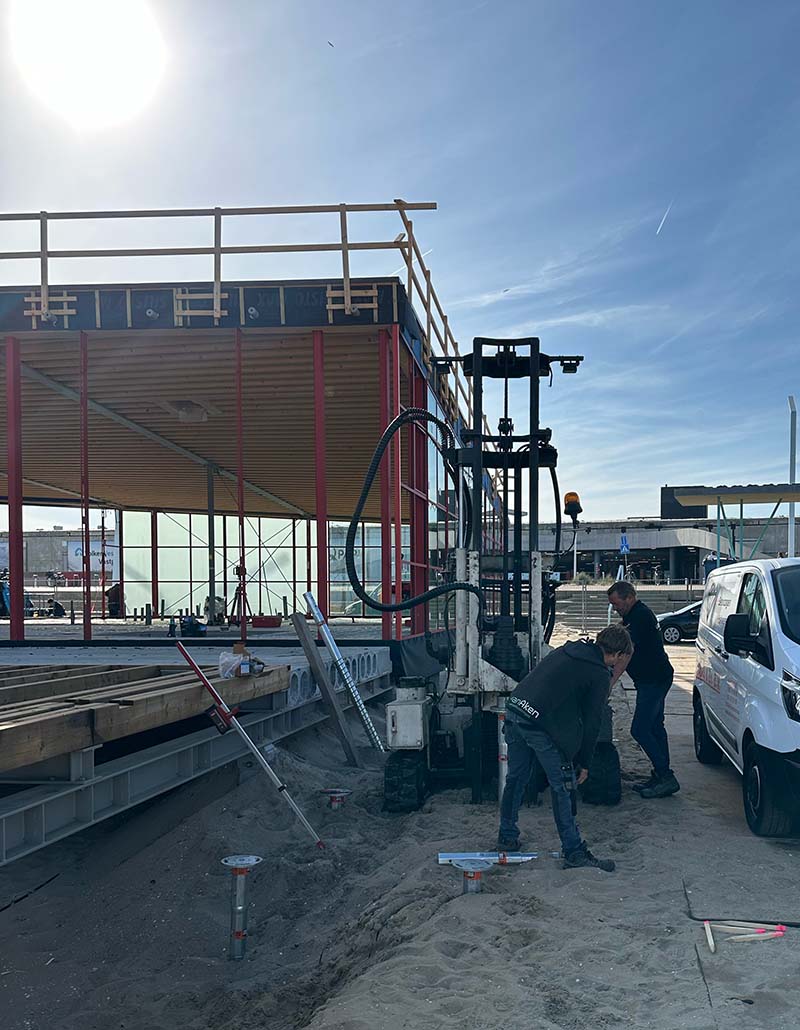 duurzaam funderen strandpaviljoen in Scheveningen met schroefpalen
