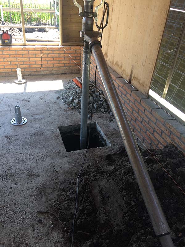 Compacte handboormachine tijdens schroefpaal plaatsing funderingsherstel project Arnhem