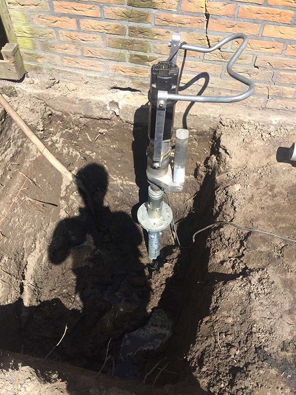 Van Aken handmachine bij funderingsreparatie waar geen grote machines kunnen komen