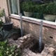 Overzicht werklocatie met meerdere schroefpaal koppen geïnstalleerd langs woning in Leeuwarden