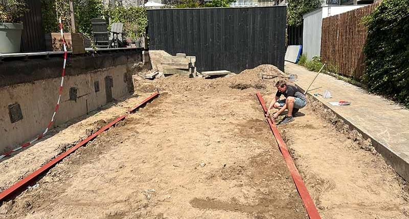 HEA-balken-kikkerklemmen-fundering-flensplaten HEA-balken met kikkerklemmen op schroeffundering voor Amsterdamse tuinkamer