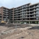 Overzicht binnentuin appartementencomplex Snellerpoort Woerden met geplaatste schroefpalen voor pergola funderingen