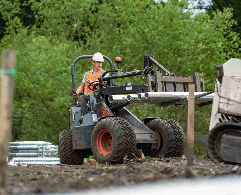 Stalen funderingspalen klaar voor opbouw van een modulaire woning binnen circulaire bouwprincipes.