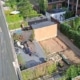 Luchtfoto tuinkamer fundering Amsterdam tussen moderne appartementsgebouwen met verzorgde tuinen