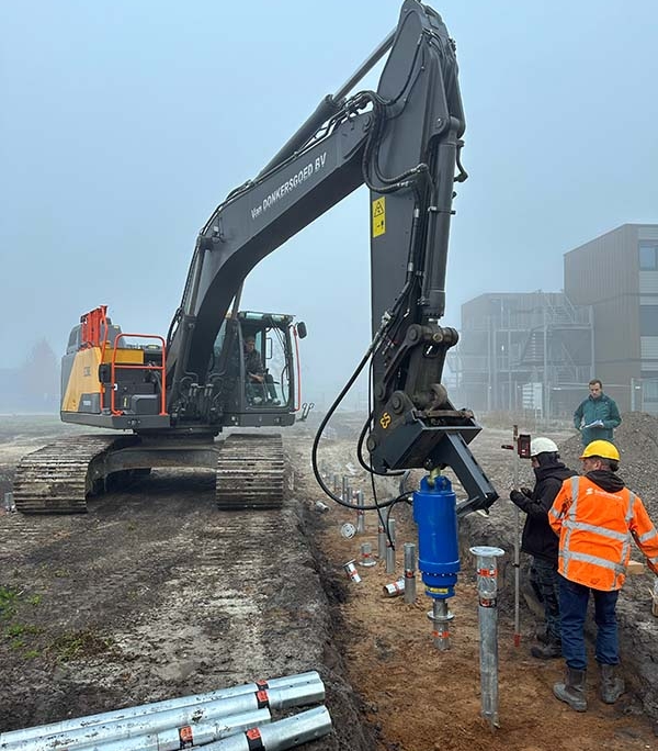 Montageteam van Van Aken Schroeffunderingen plaatst circulaire fundering voor lichte bouwprojecten.