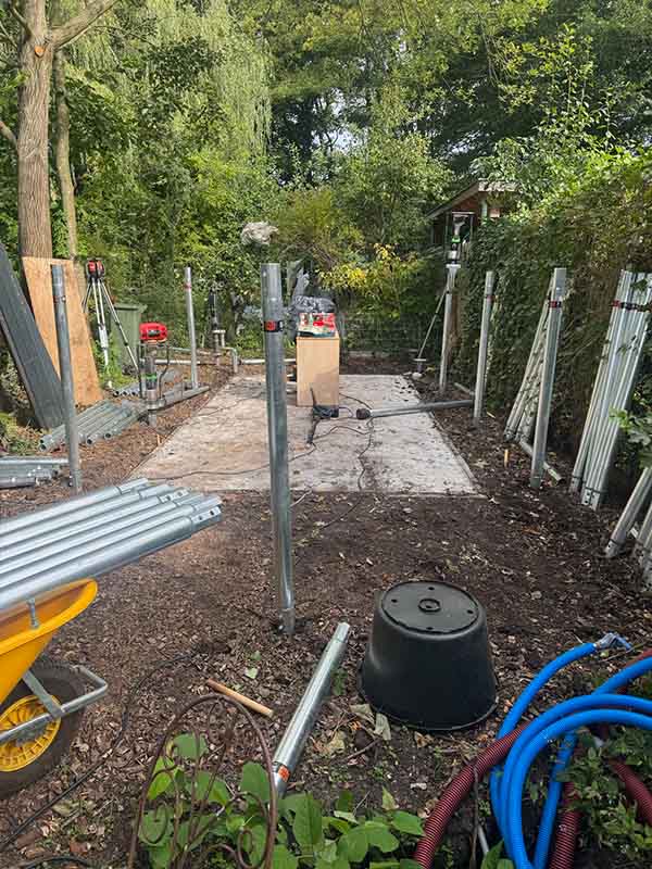 fundering-duurzaam-amsterdam-tuinhuis Geplaatste schroefpalen met kopplaten op betonplaat voor tuinhuis fundering Amsterdam