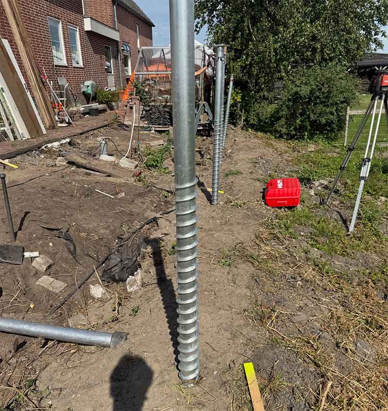 9 schroefpalen serie A 1,5 meter voor tuinhuisfundering in polderlandschap Benschop