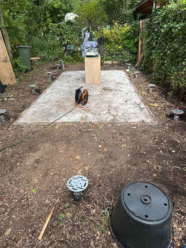 schroeffundering-kleigrond-amsterdam Geplaatste schroefpalen V-76 voor tuinhuis fundering in groene achtertuin Amsterdam