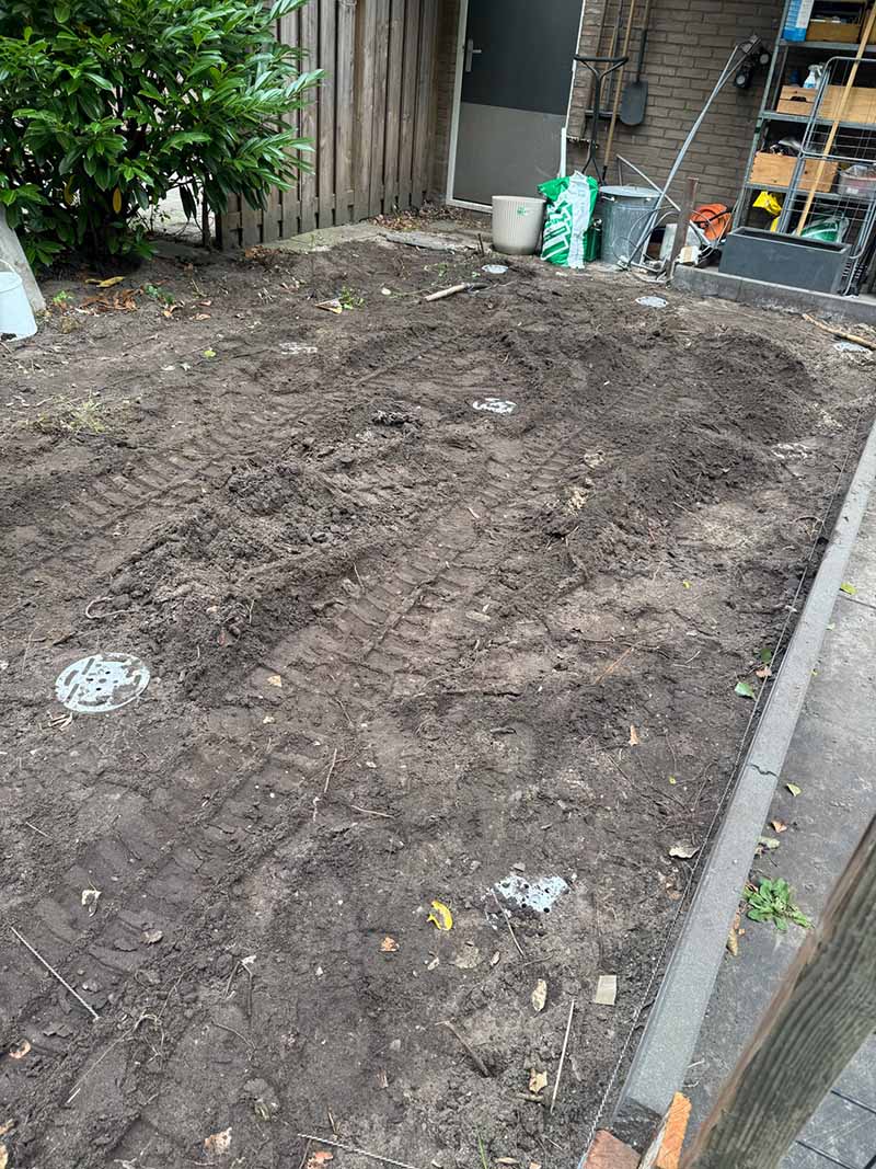 Geplaatste verzinkte schroeffundatie van 13 meter lengte en 76mm diameter in achtertuin Amsterdam voor aanbouw