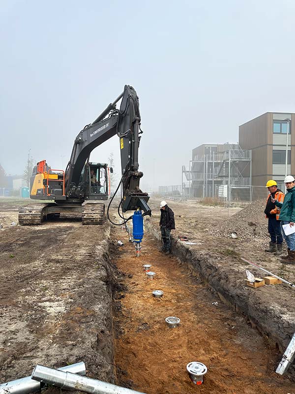 Herbruikbare funderingspalen van staal geïnstalleerd als lage-impact fundering voor flexwoningen