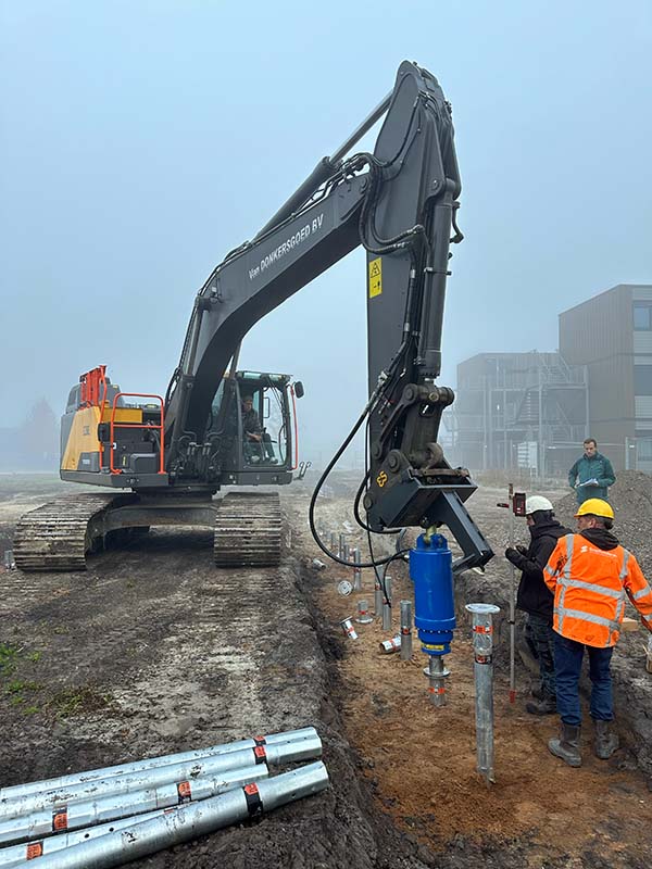 Plaatsen van demontabele fundering voor tijdelijke woonunits in Assen