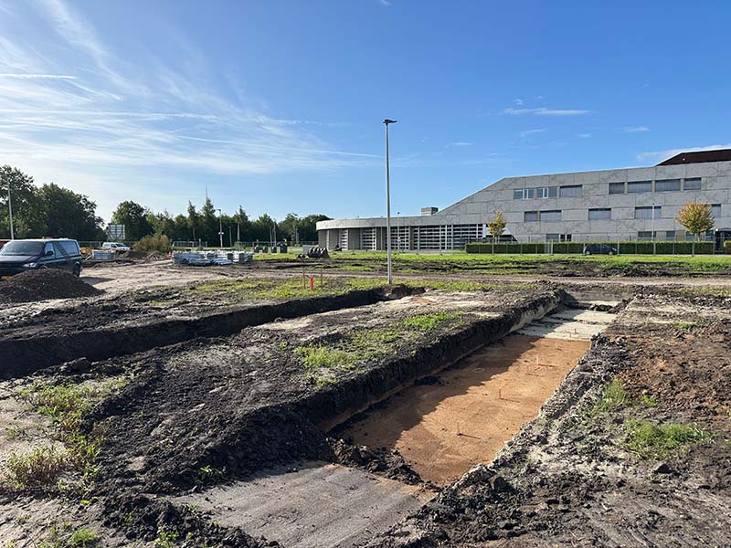 Bouwterrein nieuwbouw sociale woningen Assen voorbereid voor schroeffundering 52 woningen