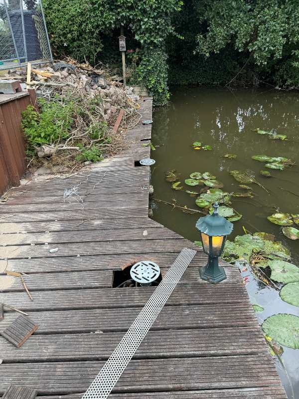 Fundering voor terras in water in Waddinxveen