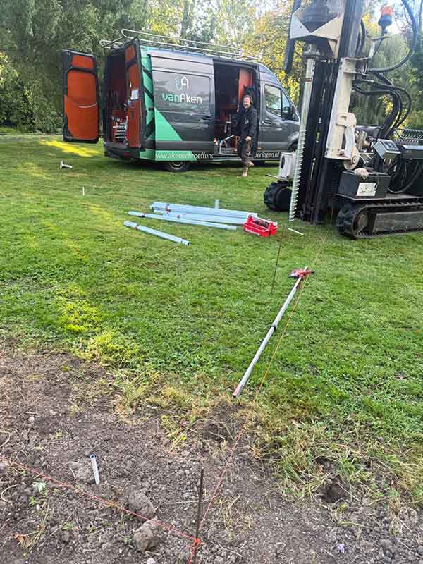 Van Aken funderingsmachine plaatst 15 meter diepe schroefpalen voor de fundering van een mantelzorgwoning in Rotterdam.