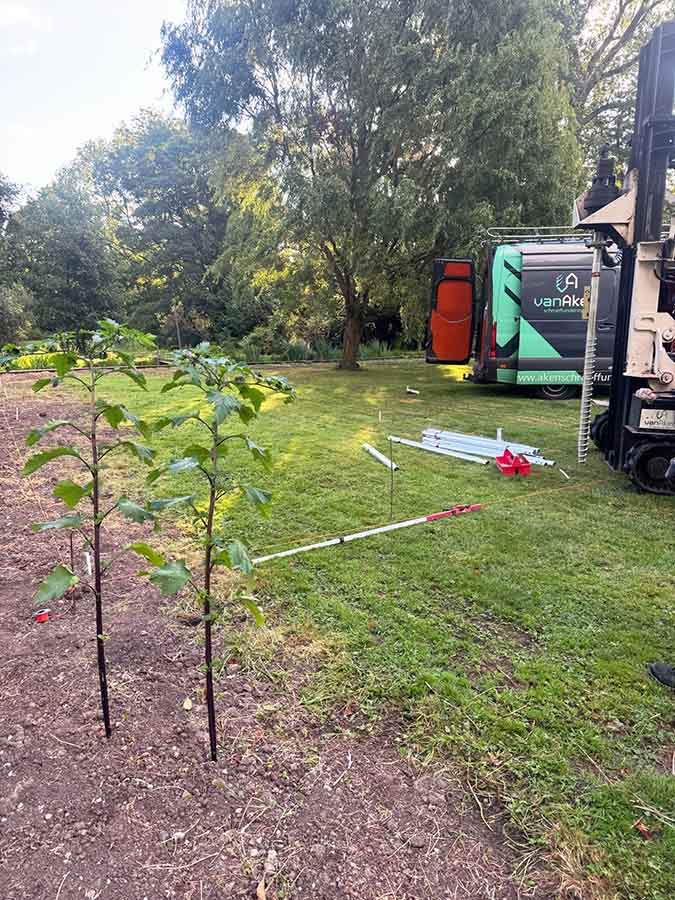 Plaatsing 15 meter diepe schroefpalen door veen voor betrouwbare fundering mantelzorgwoning