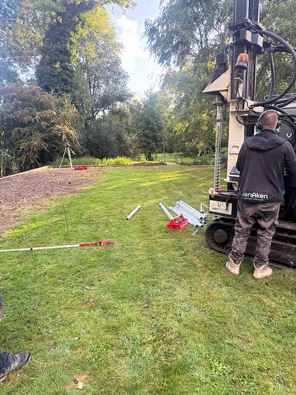 Van Aken funderingsmachine plaatst schroefpalen mantelzorgwoning Rotterdam buitengebied