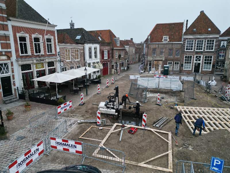 Schroeffundering in het de binnenstad van Heusden voor een waterpomp.