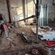 Schroefpaal V76 wordt met handmachine in veen- en kleigrond gedraaid in krap bijgebouw Rotterdam.