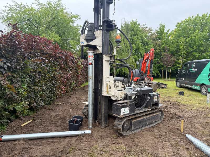 Schroefpaal indraaien met hydraulische machine voor fundering buitenverblijf in Huissen
