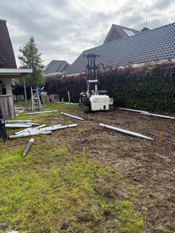 V114 schroefpalen klaargelegd in achtertuin op kleigrond voor plaatsing fundering buitenverblijf Huissen