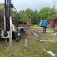 Van Aken Schroeffunderingen aan het werk met hydraulische machine en rupskraan bij buitenverblijf in Huissen