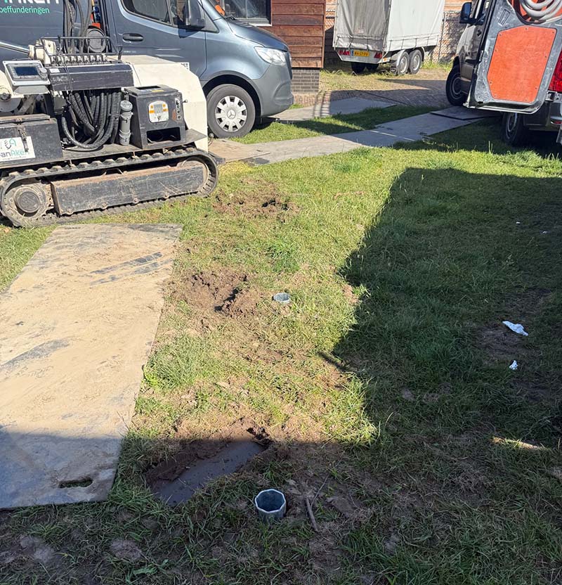 Van Aken plaatst zwembadfundering met hydraulische machine