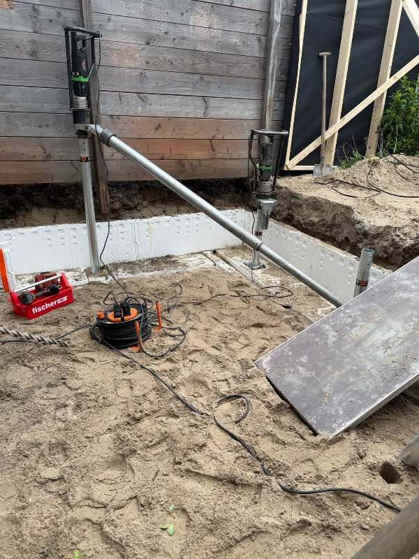 Van Aken realiseert een schroeffundering bij een aanbouw aan een tussenwoning in Huizen