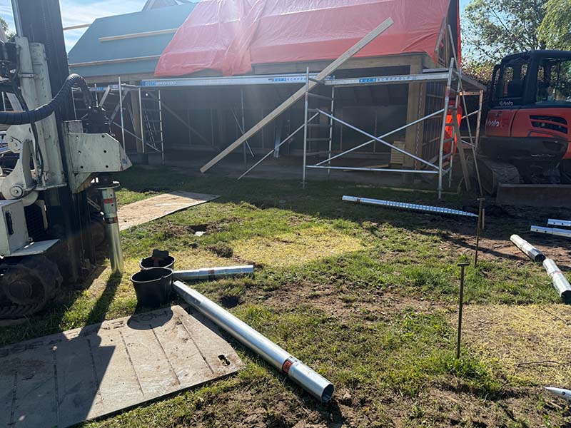 Fundering voor zwembad in aanbouw op een bodem van klei en zand