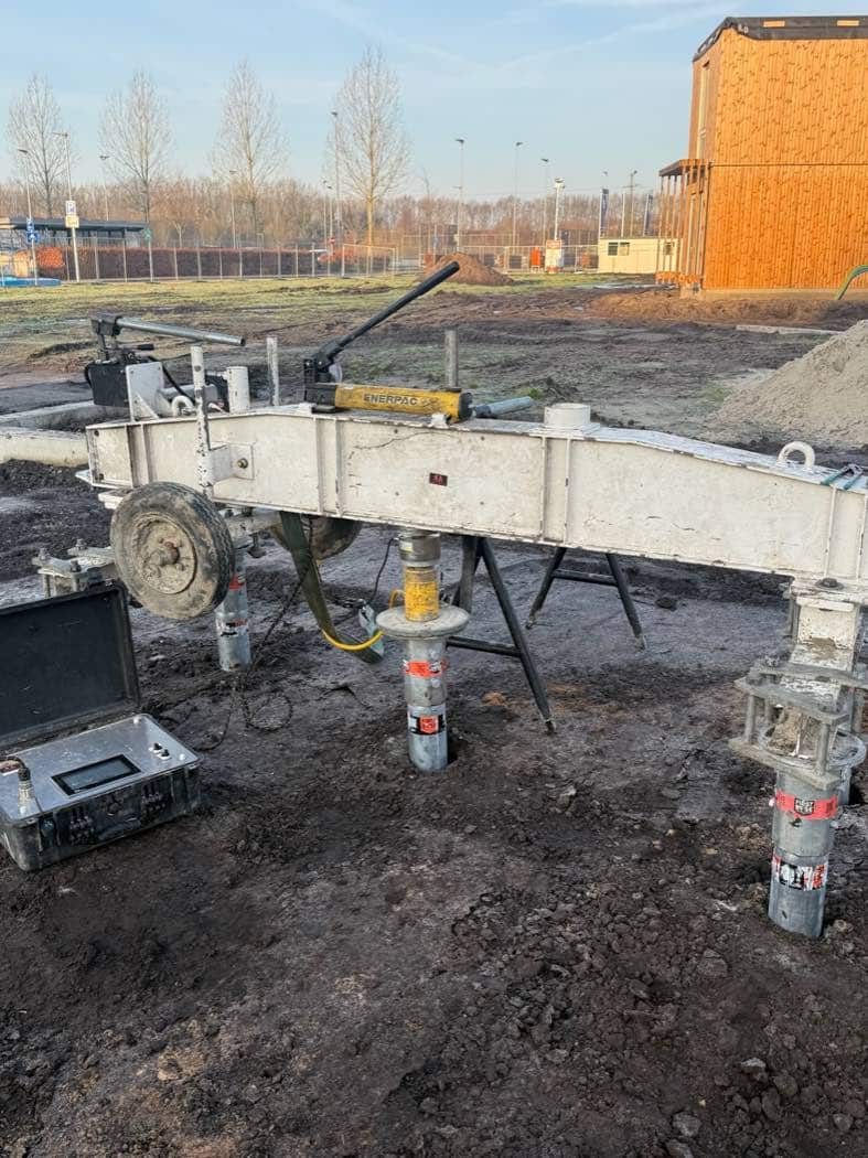 Mobiele reactieopstelling met hydraulische vijzel voor een paalbelastingproef volgens NEN 7201 op een bouwlocatie in Assen