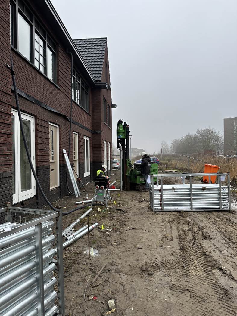 schroeffundering-veranda-badhoevedorp.jpg Schroefpalen en montagemateriaal voor de fundering van prefab veranda's bij een nieuwbouwproject in Badhoevedorp