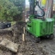 Rupsmachine van Van Aken plaatst een schroefpaal van 14 meter voor de fundering van een aanbouw in een krappe achtertuin in Hazerswoude-Rijndijk